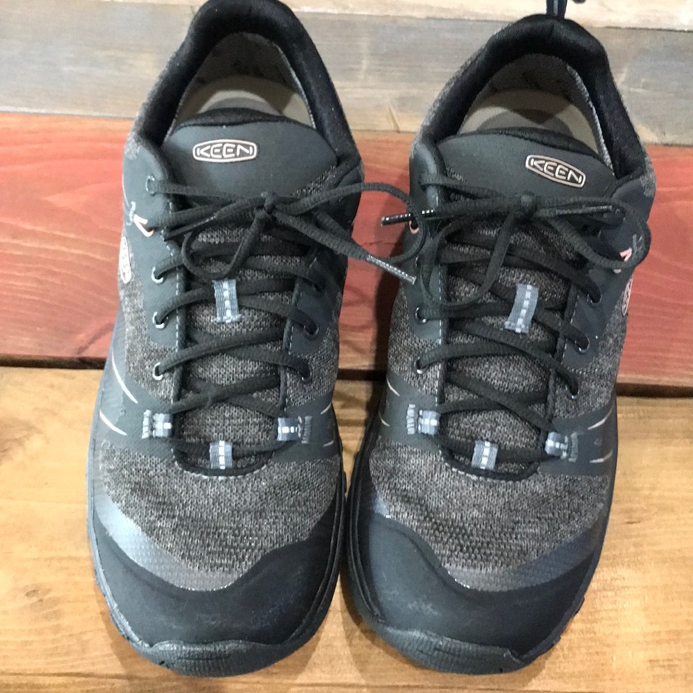 Keen Size 8.5 women’s waterproof hiking shoes